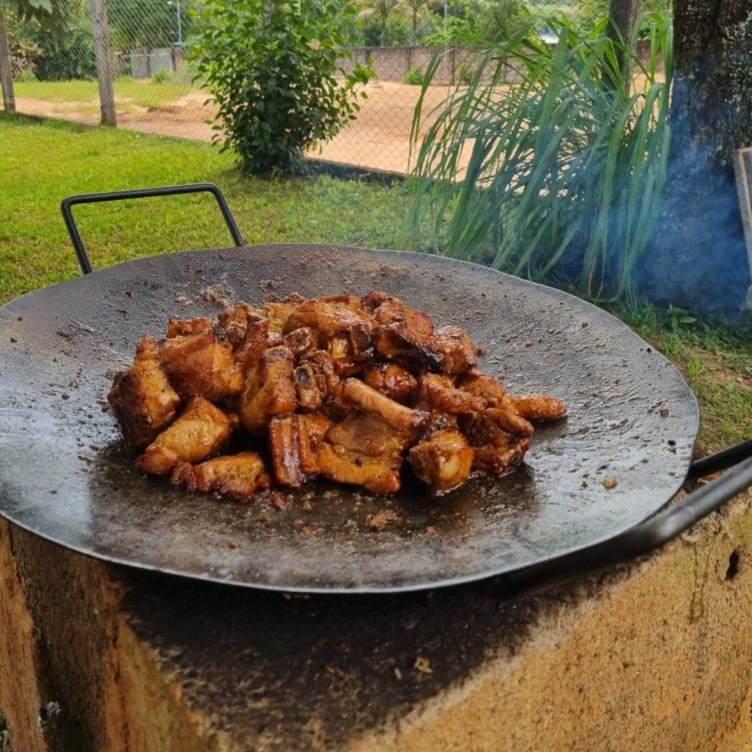 Disco de Arado 62cm em uso — comida sendo preparada na chapa de aço carbono